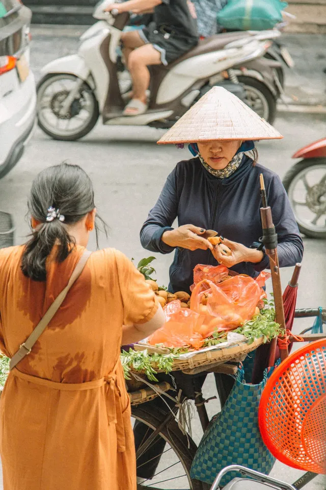 Những “cô hàng rong” mang theo cả mùa thu Hà Nội - Ảnh 3.