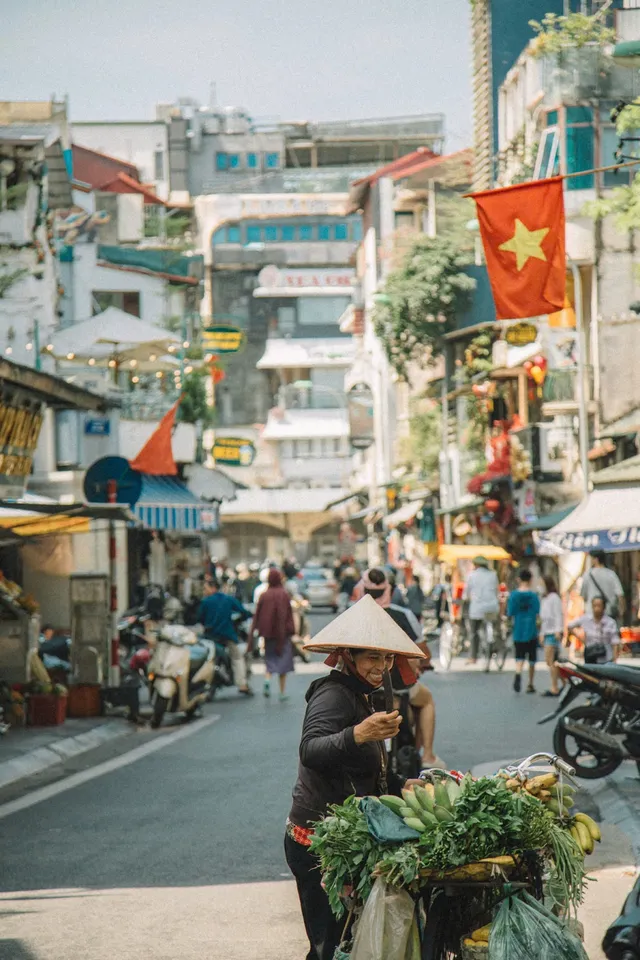 Những “cô hàng rong” mang theo cả mùa thu Hà Nội - Ảnh 4.