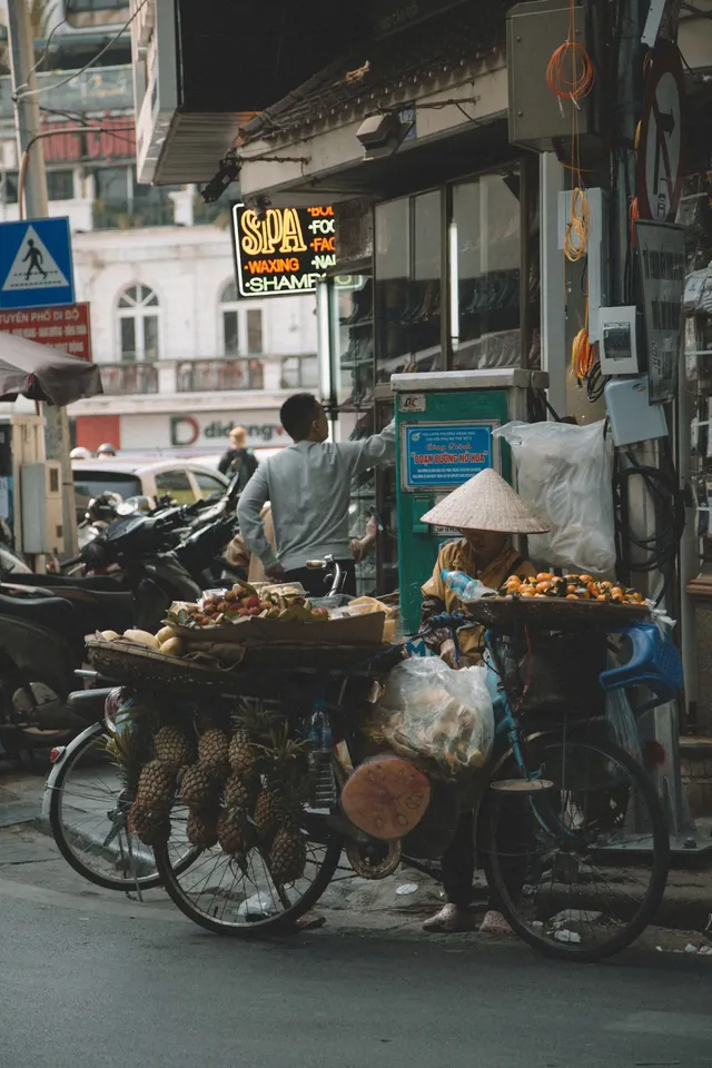 Những “cô hàng rong” mang theo cả mùa thu Hà Nội - Ảnh 10.