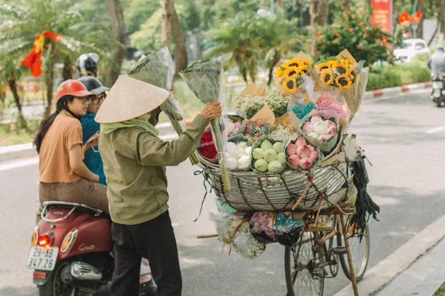 Những “cô hàng rong” mang theo cả mùa thu Hà Nội - Ảnh 8.