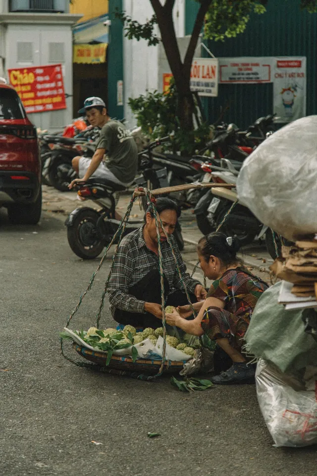 Những “cô hàng rong” mang theo cả mùa thu Hà Nội - Ảnh 2.