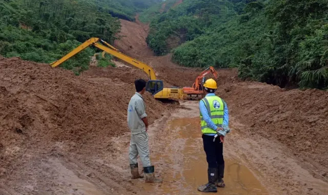 Lào Cai dồn sức khắc phục thiệt hại giao thông sau mưa bão - Ảnh 1.