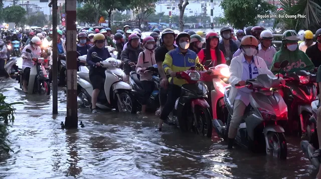 TP Hồ Chí Minh: Triều cường vượt báo động 3 gây ngập nhiều khu vực - Ảnh 2.