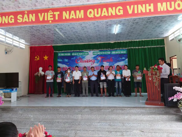 Hải quân Việt Nam làm điểm tựa cho ngư dân vươn khơi bám biển - Ảnh 3.