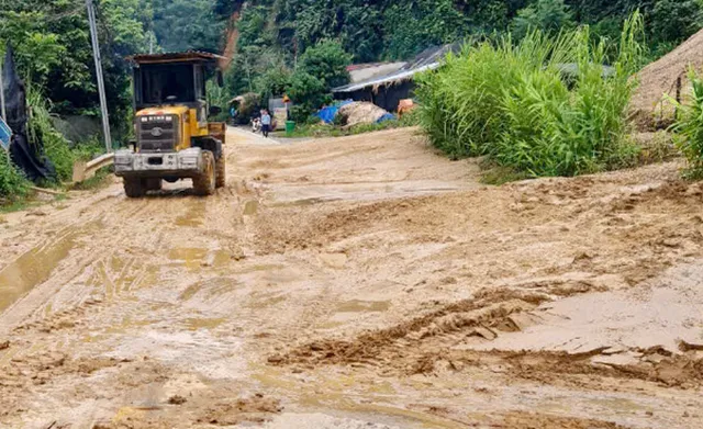 Nguy cơ tiếp tục sạt lở chia cắt Quốc lộ 70, nhiều đoạn chênh vênh bên vực sâu - Ảnh 1.