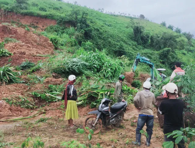 Kon Tum: Sạt lở tại nhiều điểm trên địa bàn do mưa lớn kéo dài - Ảnh 1.