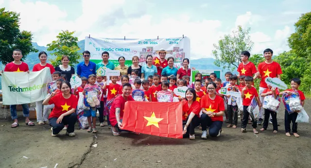 Ước mơ mang hàng ngàn tủ thuốc đến với trẻ em vùng cao - Ảnh 2.