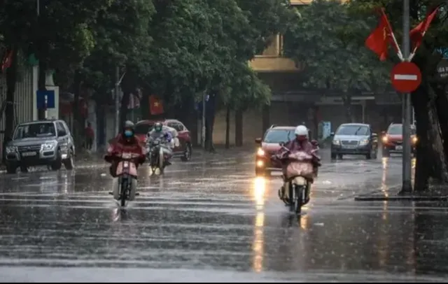 Nghệ An: Nhiều tuyến đường ngập sâu do mưa lớn kéo dài tại TP Vinh - Ảnh 2.