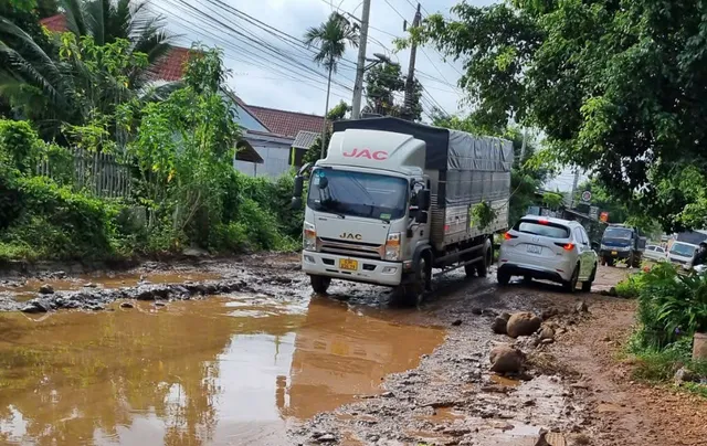 Đắk Lắk: Đường hư hỏng nặng, cuộc sống người dân bị đảo lộn - Ảnh 3.