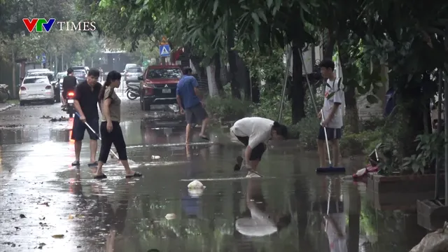 Người dân khu biệt thự nhà giàu ở Hà Nội tát nước trong hầm xe sau mưa lớn - Ảnh 2.