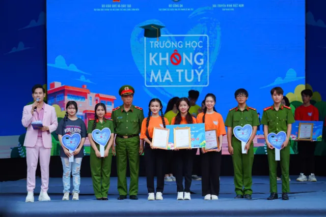 Nghệ sỹ Trung ruồi dụ dỗ MC Hồng Phúc trong gameshow Trường học không ma túy mùa 2 - Ảnh 4.