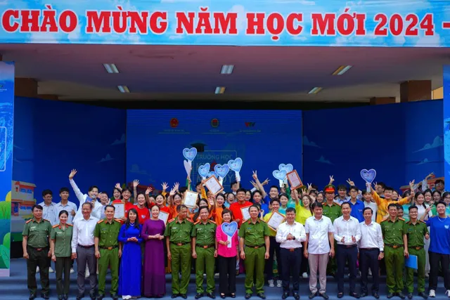 Nghệ sỹ Trung ruồi dụ dỗ MC Hồng Phúc trong gameshow Trường học không ma túy mùa 2 - Ảnh 5.