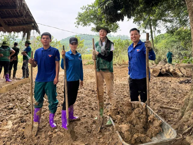 Hoa hậu Bảo Ngọc hỗ trợ bà con Tuyên Quang dựng nhà sau bão lũ - Ảnh 1.