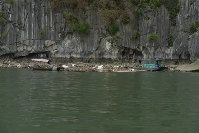 Quảng Ninh: Tăng cường lực lượng, phương tiện xử lý rác trên vịnh Hạ Long - Ảnh 1.