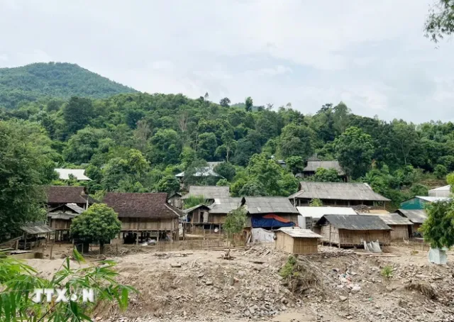 Sơn La: Hỗ trợ làm lán ở tạm cho người dân Nà Mện phải di dời khỏi khu vực sạt lở - Ảnh 1.