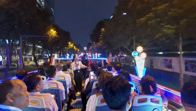 Hơn 100 đại biểu cùng lãnh đạo TP Hồ Chí Minh khám phá kinh tế đêm trên xe bus 2 tầng - Ảnh 2.