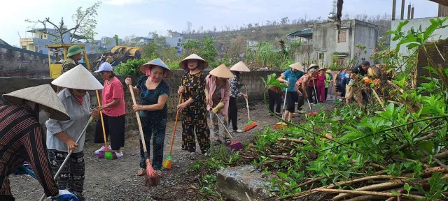 15000 phụ nữ TP Hạ Long tham gia dọn dẹp môi trường sau bão số 3 - Ảnh 7.