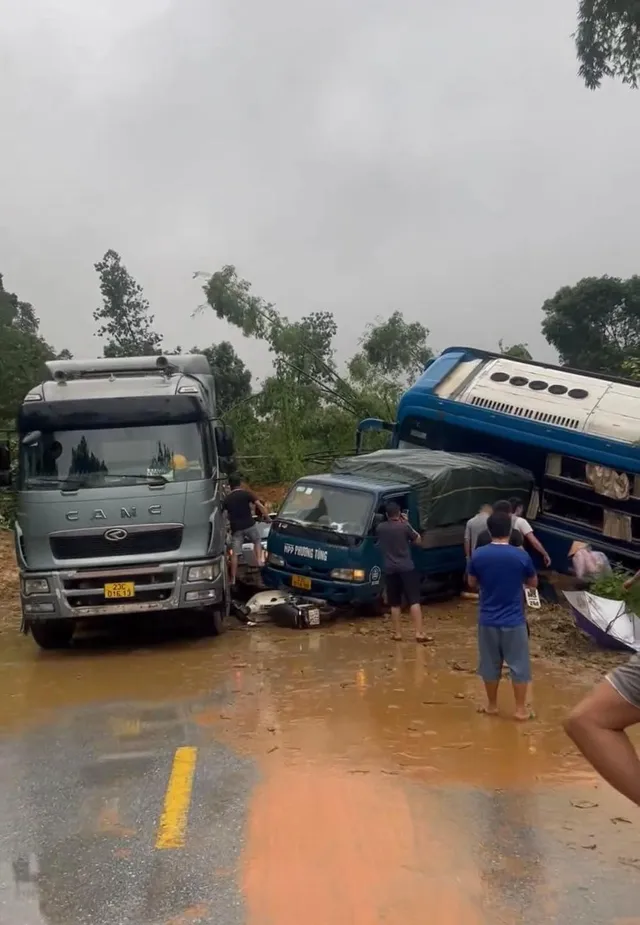 Hà Giang: Sạt lở đất vùi lấp nhiều phương tiện giao thông - Ảnh 2.