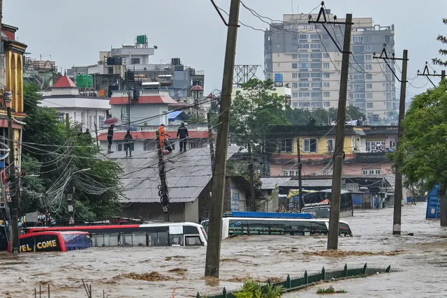 Mưa lũ làm 129 người thiệt mạng, Nepal đóng cửa trường học trong 3 ngày - Ảnh 1.