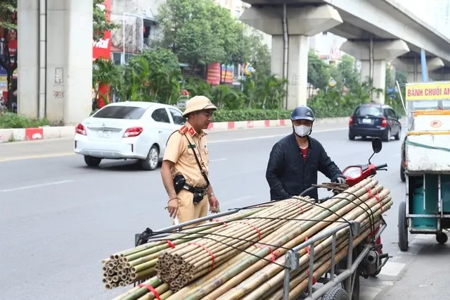 CSGT Hà Nội tăng cường xử phạt phương tiện tự chế và chở hàng cồng kềnh - Ảnh 3.