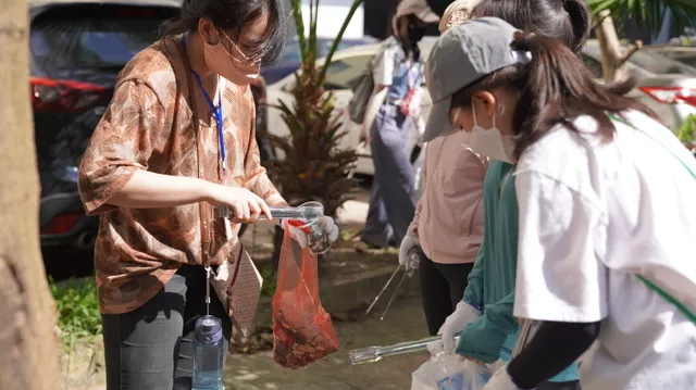 910kg rác được thu gom trong “World Cleanup Day 2024 - Ngày hội Dọn rác tại Hà Nội” - Ảnh 3.