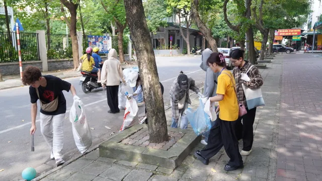 910kg rác được thu gom trong “World Cleanup Day 2024 - Ngày hội Dọn rác tại Hà Nội” - Ảnh 1.