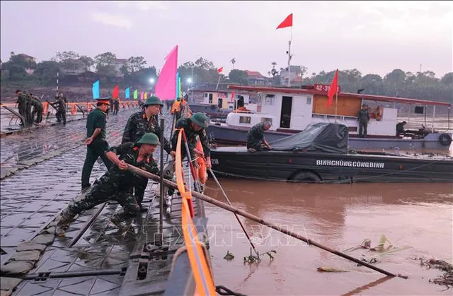 Chính thức thông xe cầu phao Phong Châu - Ảnh 3.