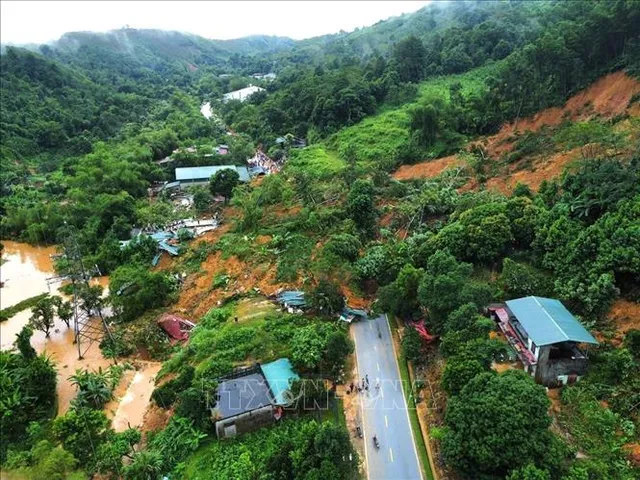 Vụ sạt lở tại Hà Giang: Nhanh chóng ứng cứu người dân, phương tiện bị mắc kẹt, mất tích - Ảnh 1.