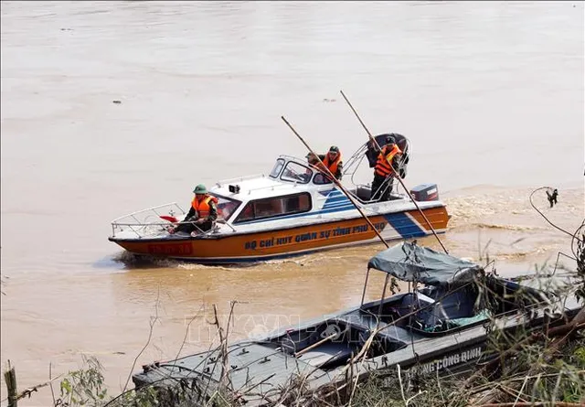 Vụ sập cầu Phong Châu: Huy động người nhái tinh nhuệ tham gia tìm kiếm người mất tích - Ảnh 1.