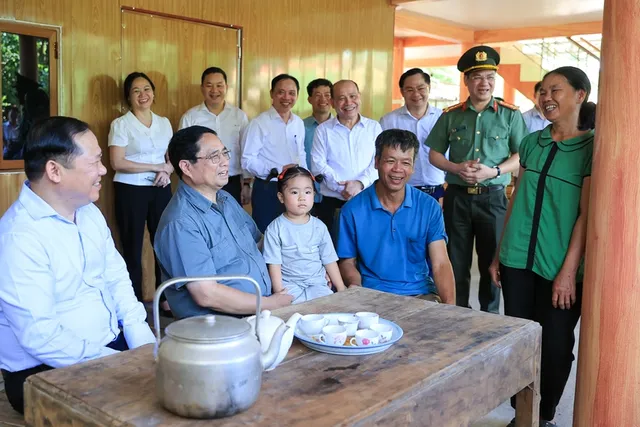 Thủ tướng: Tiếp tục lan tỏa phong trào chung tay xóa nhà tạm, nhà dột nát trên phạm vi cả nước - Ảnh 2.