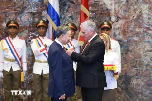 Vietnamese leader decorated with Cuba’s highest honour - Ảnh 1.