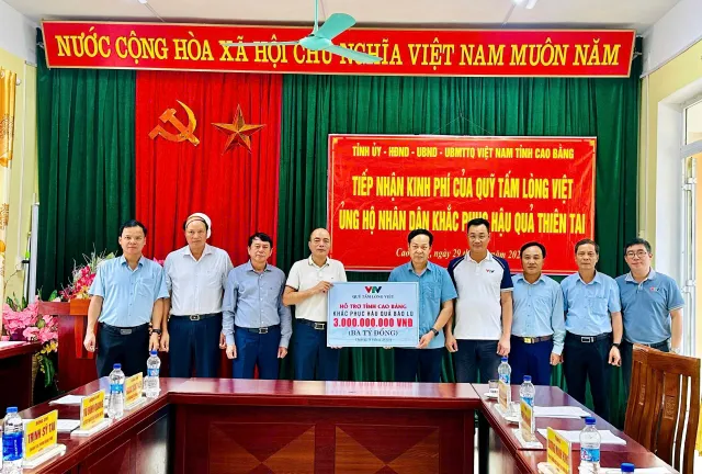 Quỹ Tấm lòng Việt trao 3 tỷ đồng hỗ trợ tỉnh Cao Bằng khắc phục hậu quả bão số 3 - Ảnh 2.