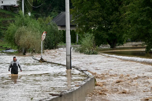 Lũ lụt và lở đất nghiêm trọng ở Bosnia, ít nhất 15 người thiệt mạng - Ảnh 1.