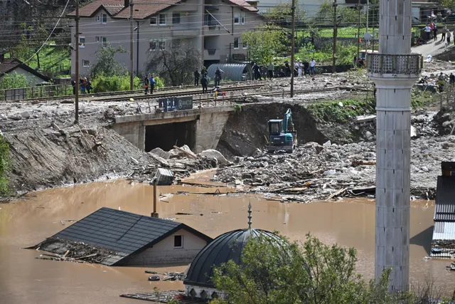 Lũ lụt và lở đất nghiêm trọng ở Bosnia, ít nhất 15 người thiệt mạng - Ảnh 2.