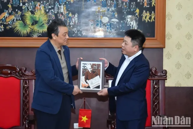 Nhan Dan Newspaper and Xinhua News Agency strengthen cooperation - Ảnh 2.