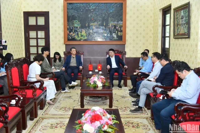 Nhan Dan Newspaper and Xinhua News Agency strengthen cooperation - Ảnh 1.