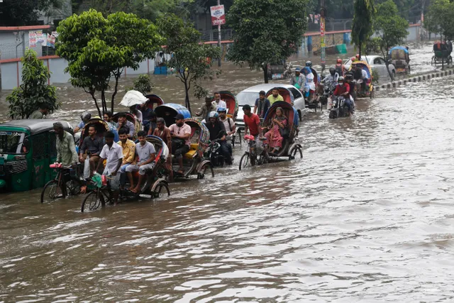 Lũ lụt tiếp diễn ở Bangladesh khiến 5 người thiệt mạng, hàng chục nghìn người bị mắc kẹt - Ảnh 1.