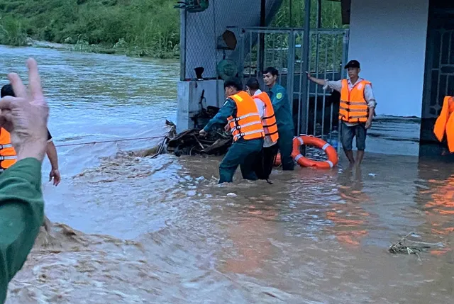 Mưa lớn gây ngập sâu ở Lâm Đồng, người dân phải leo lên mái nhà - Ảnh 3.