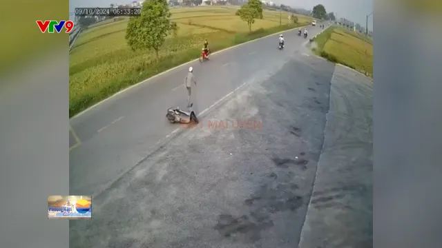 Camera giao thông: Học sinh phóng xe máy trúng người đi đường rồi lao xuống ruộng