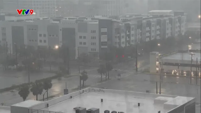 Bão Milton với sức gió 209km/giờ đổ bộ vào bang Florida, Mỹ