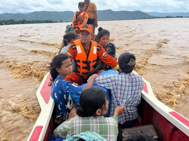 “Anh hùng nhí” 12 tuổi cứu hơn 100 người khỏi lũ lụt tại Myanmar - Ảnh 1.