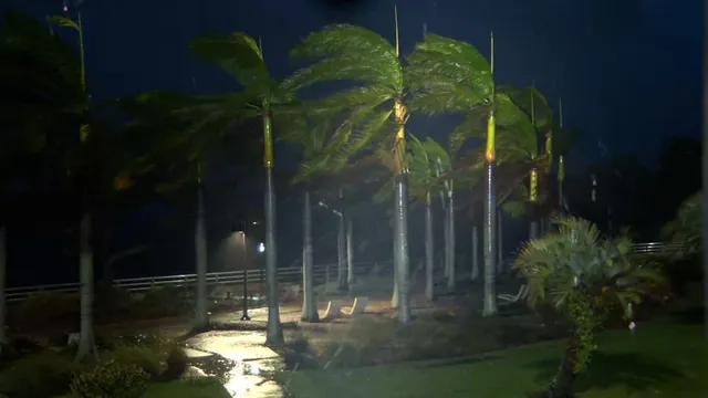 Siêu bão Milton đổ bộ Florida (Mỹ): Mưa lớn ngàn năm có một, lốc xoáy thổi bay nhà - Ảnh 2.