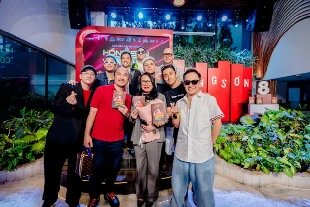 Anh tài hội ngộ trong ngày Hồng Sơn công chúa ra mắt hồi ký - Ảnh 3. Anh tài hội ngộ trong ngày Hồng Sơn công chúa ra mắt hồi ký - Ảnh 3.