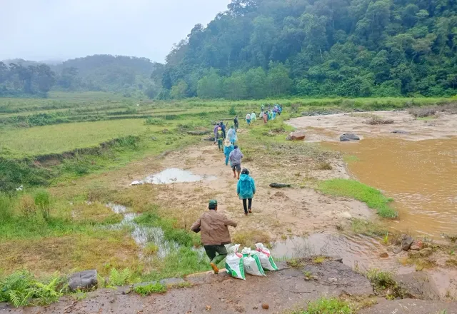 Tìm thấy người phụ nữ sau 3 ngày đi lạc trong rừng - Ảnh 2.