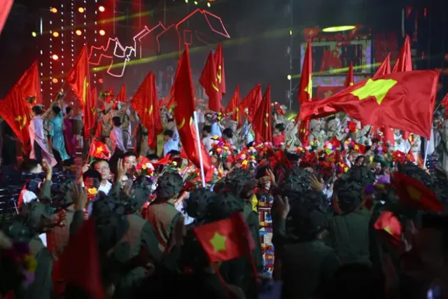 Hanoi – The Heroic Anthem of the Streets: A Sky Full of Flags and Flowers, Brimming with Majestic Emotions - Ảnh 5.