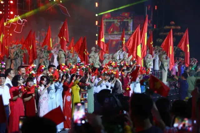 Hanoi – The Heroic Anthem of the Streets: A Sky Full of Flags and Flowers, Brimming with Majestic Emotions - Ảnh 3.