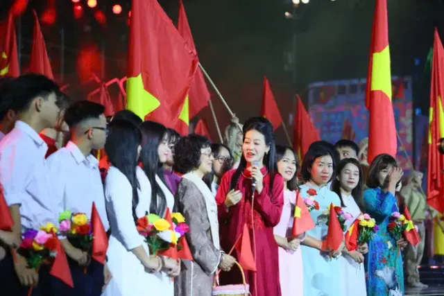 Hanoi – The Heroic Anthem of the Streets: A Sky Full of Flags and Flowers, Brimming with Majestic Emotions - Ảnh 6.