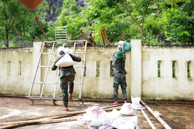 Quảng Bình: Xử lý khối đá nặng 300 tấn có nguy cơ sạt lở tại thị trấn Phong Nha - Ảnh 6.