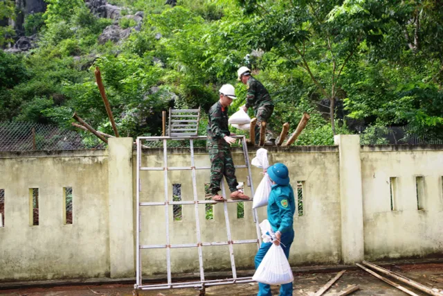 Quảng Bình: Xử lý khối đá nặng 300 tấn có nguy cơ sạt lở tại thị trấn Phong Nha - Ảnh 5.