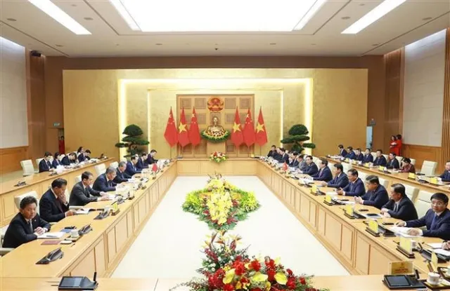 Vietnamese Prime Minister holds talks with Chinese Premier - Ảnh 1.